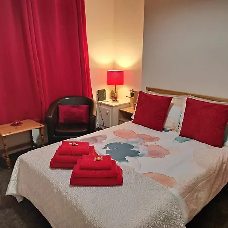 Nina'S Cozy Lodge Wigan Exterior photo