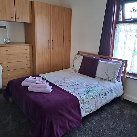Nina'S Cozy Lodge Wigan Exterior photo